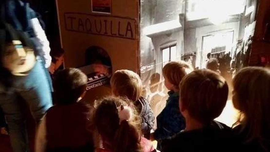 Un salón de actos de Coirós se convierte en cine para una sesión infantil en Super 8