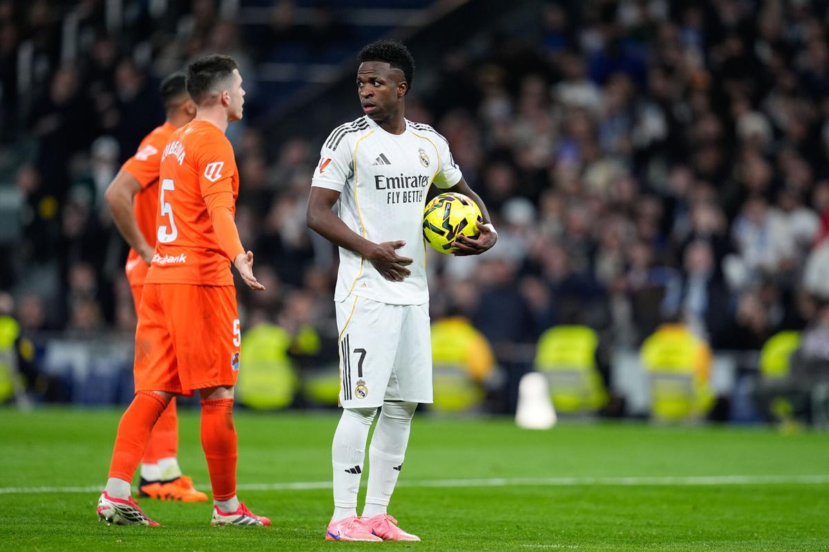 Vinicius se dispone a tirar uno de los dos penaltis que fabricó ante la Real Sociedad.