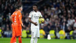 Vinicius se dispone a tirar uno de los dos penaltis que fabricó ante la Real Sociedad.