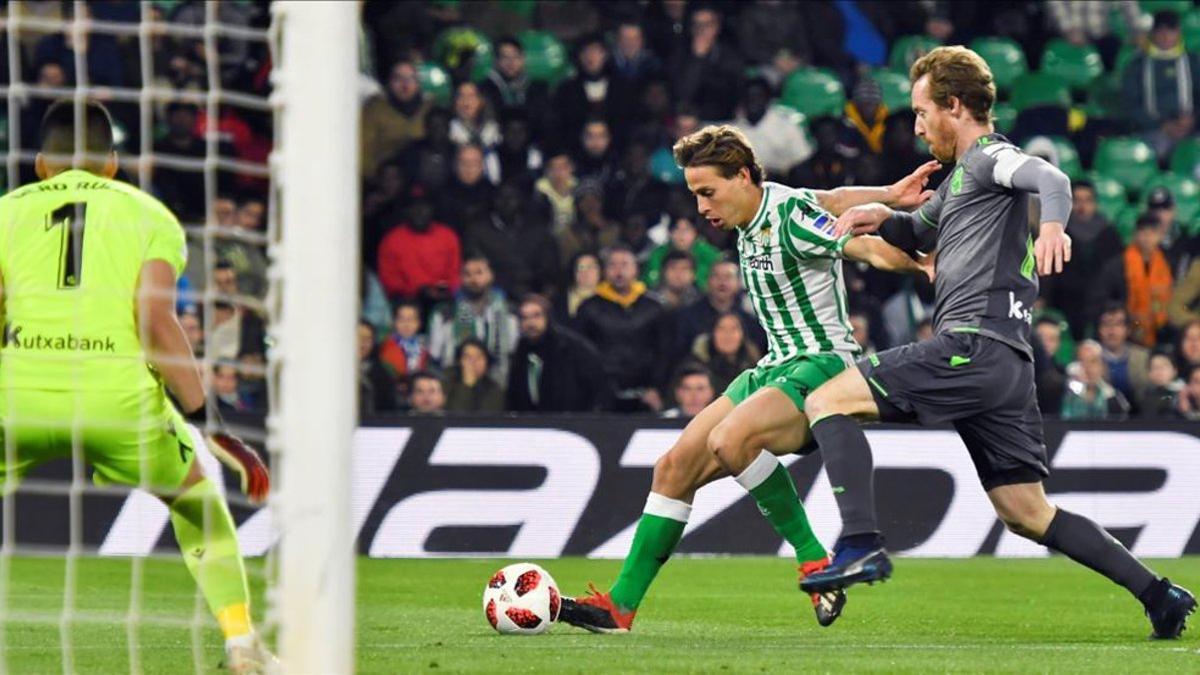 Canales lucha por un balón con el donostiarra David Zurutuza