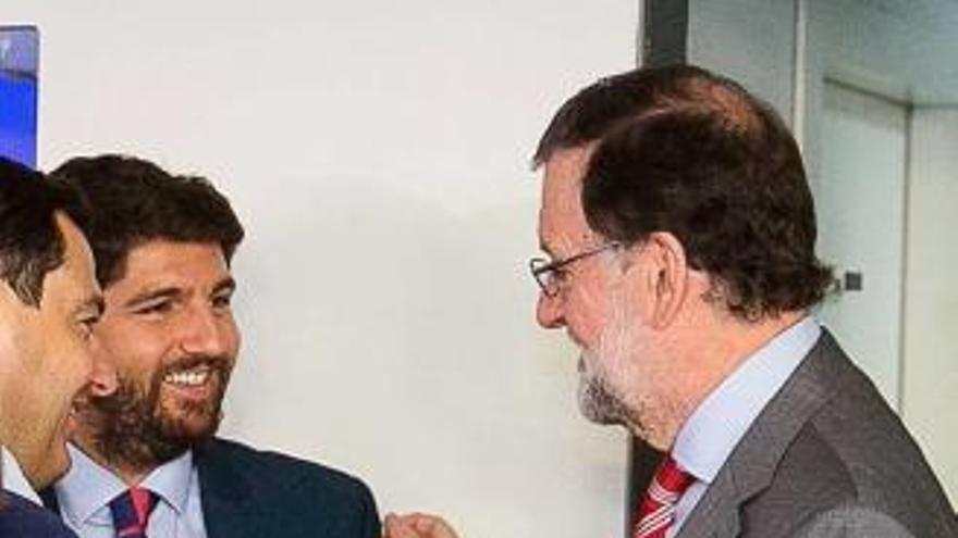 Mariano Rajoy saluda a López Miras.