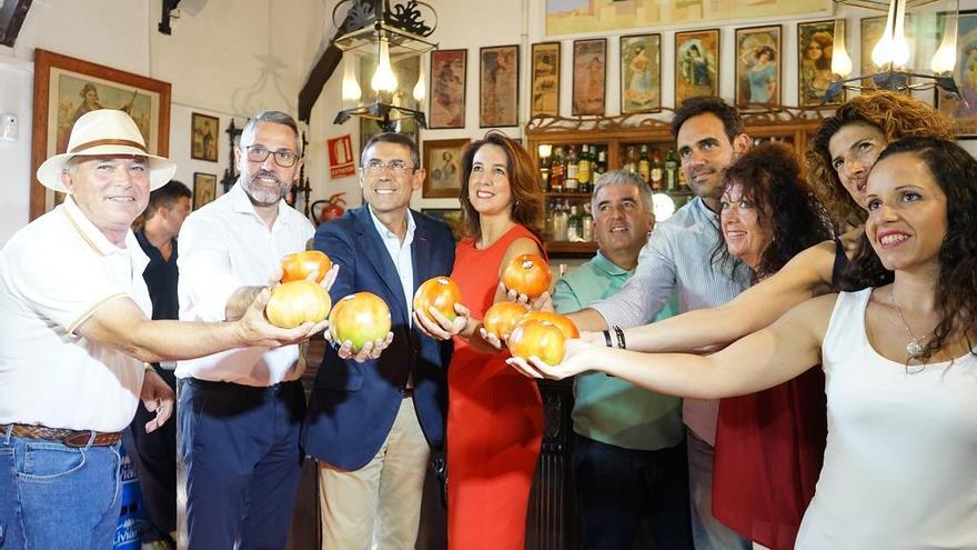 Foto de familia de la presentación de las Jornadas Gastronómicas del Tomate Huevo de Toro en El Pimpi.