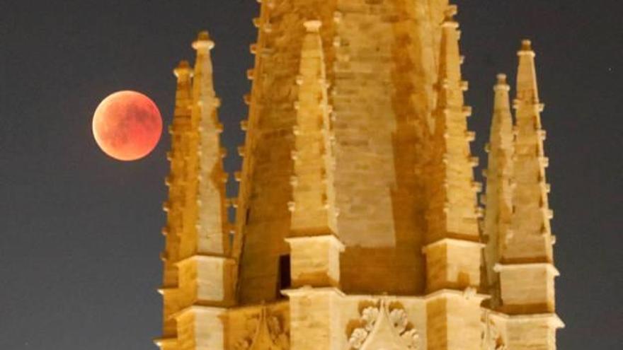 La lluna al costat de la basílica de Sant Feliu a Girona