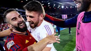 Dani Carvajal y Unai Simón celebran el título de la Nations League