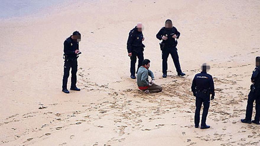 Los agentes y el hombre en la playa.