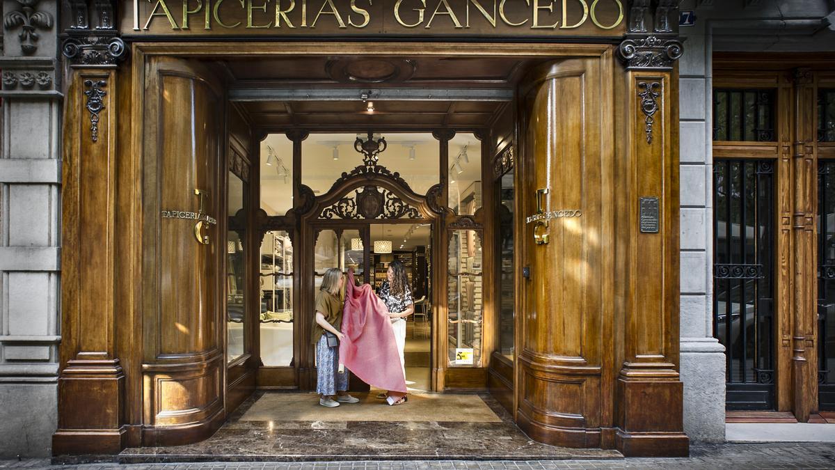 Tapicerías Gancedo, retratada por Esteve Vilarrúbies para su encomiable viaje editorial por las tiendas emblemáticas de Barcelona.
