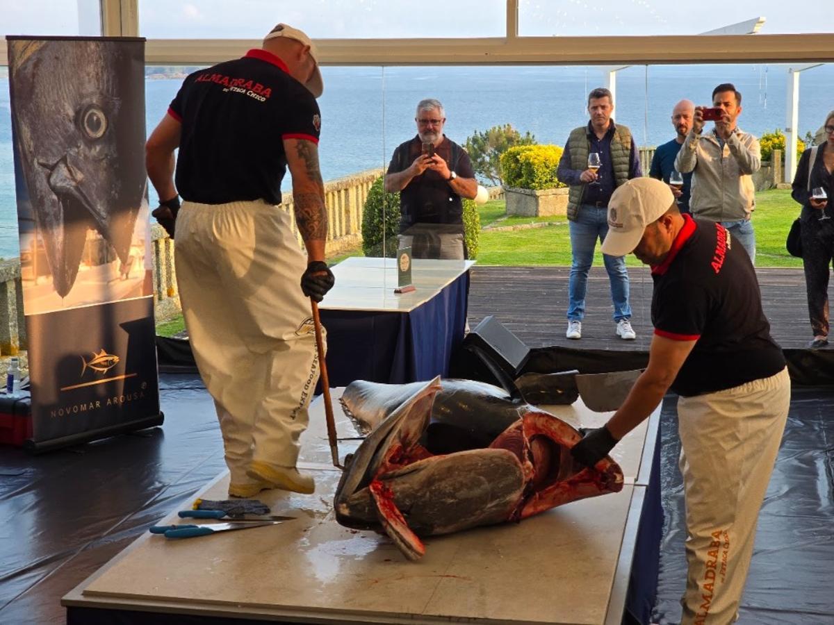 La exhibición de «ronqueo» de atún rojo realizada por Novomar Arousa en O Grove fue un éxito.