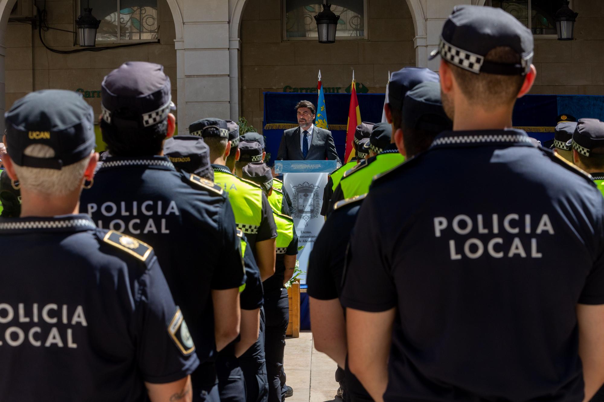 Más de un centenar de agentes han jurado su cargo como miembros de la Policía Local de Alicante