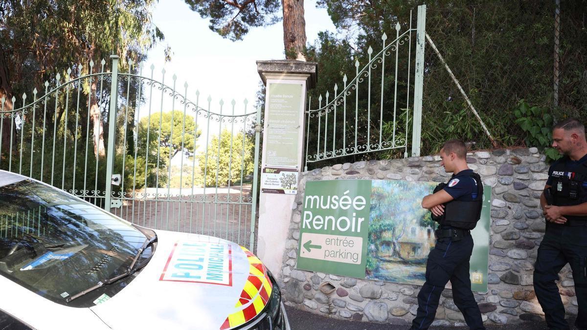 Agentes de la gendarmería francesa custodian la entrada del Museo Renoir en Cagnes-sur-Mer tras el robo de cuatro cuadros.