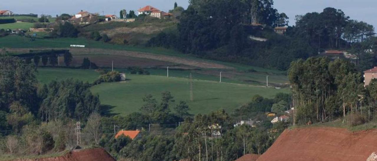 Labores de desmonte realizadas en el año 2010 por la UTE Dique Torres en Peña María, terrenos de Tudela Veguín colindantes con su fábrica de cementos de Aboño.