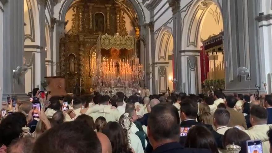 Cantan el himno ‘Lágrimas de San Juan’ en el interior de la Iglesia de San Juan antes de la salida procesional