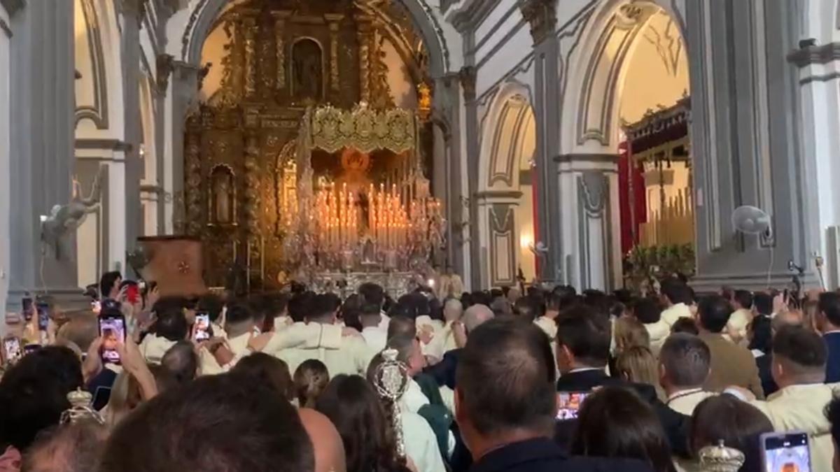 Cantan el himno ‘Lágrimas de San Juan’ en el interior de la Iglesia de San Juan antes de la salida procesional