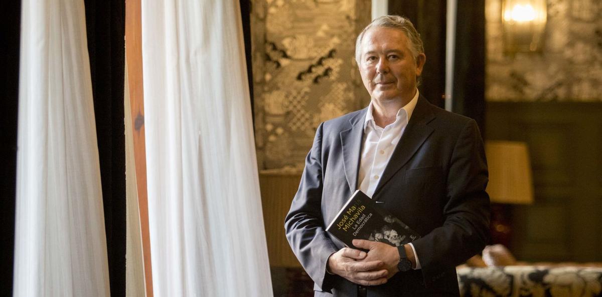 Michavila posa con su libro en un hotel de València antes de la presentación de ‘La época democrática’.  Fernando Bustamante