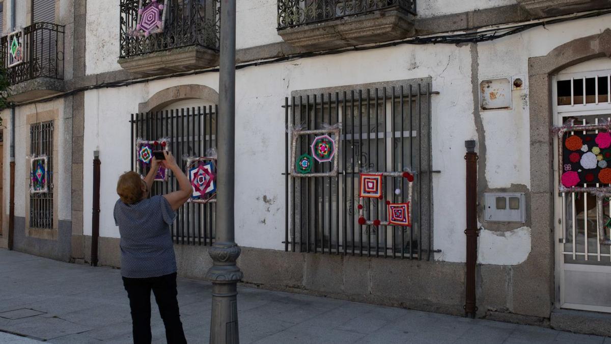 Primaverales mandalas para decorar la Plaza Mayor de Bermillo | ANA BURRIEZA