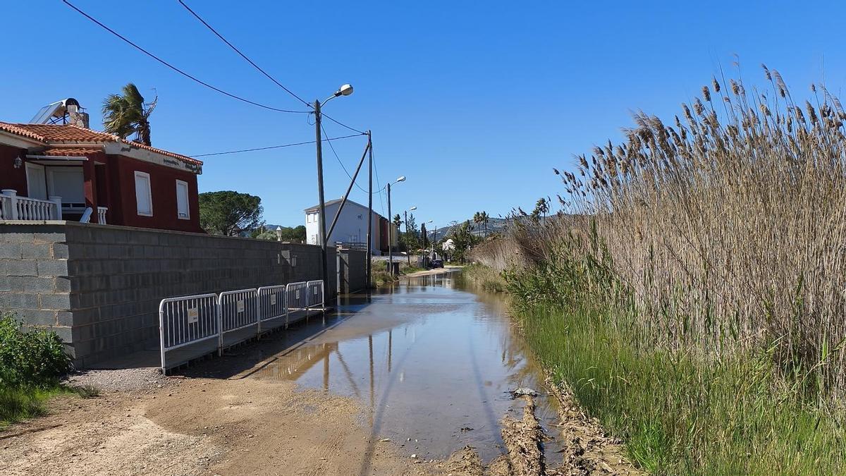 PINTOR MURILLO BENICÀSSIM I El acceso a Pintor Murillo arrastra 15 años de deterioro en una zona sin urbanizar de Benicàssim
