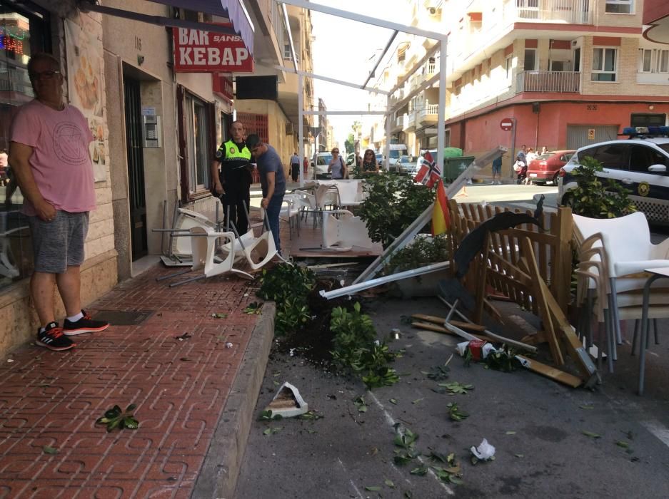 Un vehículo ha perdido el control y ha arrollado dos terrazas en la calle Vicente Blasco Ibánez de Torrevieja