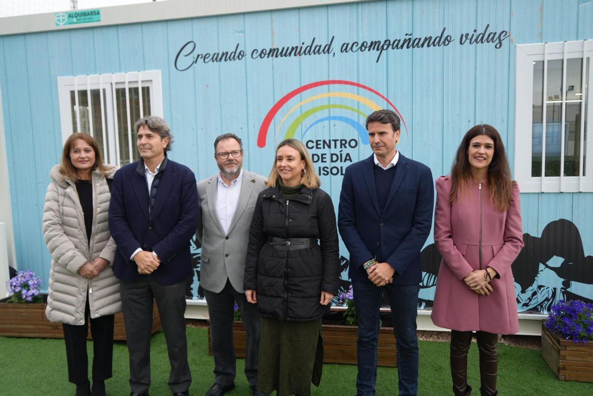 La consejería de Política Social, Familias e Igualdad, Conchita Ruiz, junto con el alcalde de Molina de Segura, José Ángel Alfonso, durante su visita al centro de día para personas con problemas de salud mental grave de ISOL.