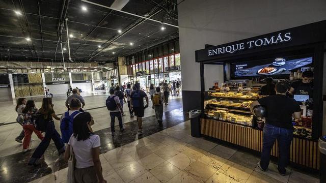 El nou quiosc gastronòmic d’Enrique Tomás, al costat de l’entrada de l’estació de Sants | JORDI OTIX