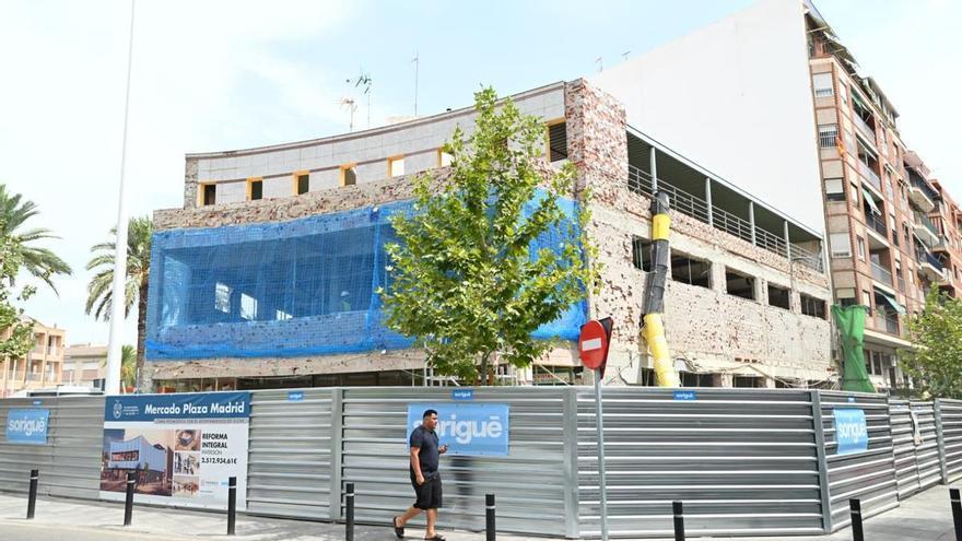 El Mercado de la Plaza de Madrid de Elche empieza a cambiar de piel: adiós a los azulejos de la fachada