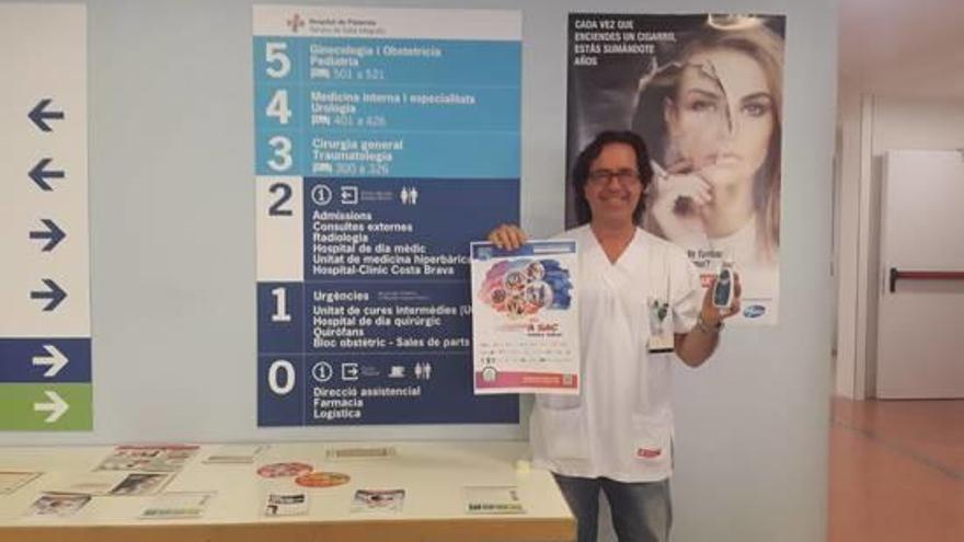 Un professional de prevenció del SSIBE, mostrant un cooxímetre a l&#039;hospital de Palamós.