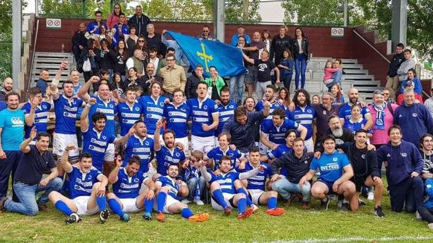 Plantilla y aficionados del Real Oviedo festejan el ascenso a División de Honor B, ayer en el campo de Gamarra, en Vitoria.