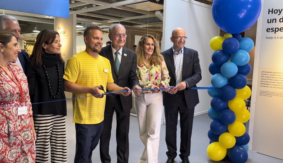 María de la Paz Flores Delgado, concejala de Educación; José del Río, teniente de alcalde; Laura Ruíz de Galarreta, Directora de Comunicación y Relaciones Institucionales IKEA España; Linus Frejd, director de IKEA Málaga; Francisco de la Torre Prados, alcalde de Málaga y Laura Durán,Directora General de Desarrollo de Negocio y Sostenibilidad en IKEA Spain.