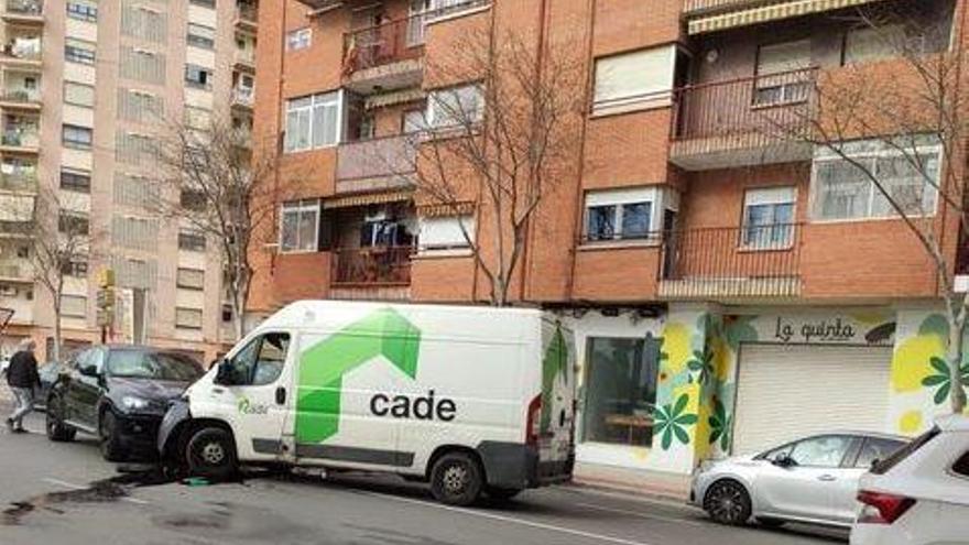 Un conductor borracho invade el carril contrario en Castelló y colisiona contra un repartidor