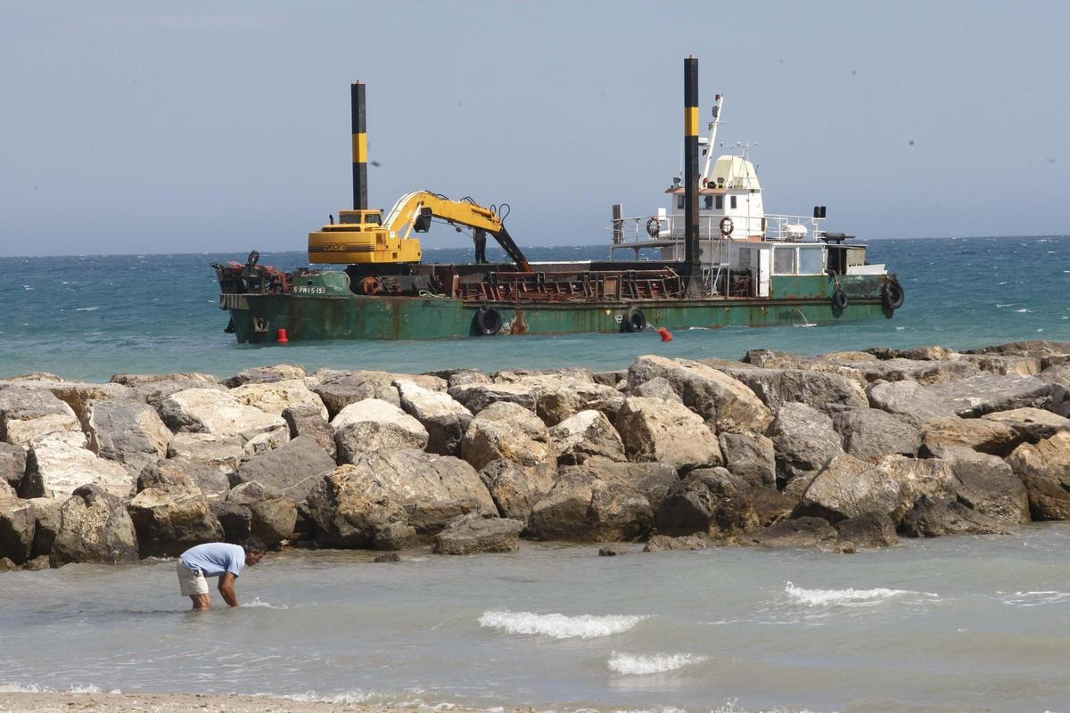 Imagen de archivo de tareas de dragado en el acceso al Puerto Siles.