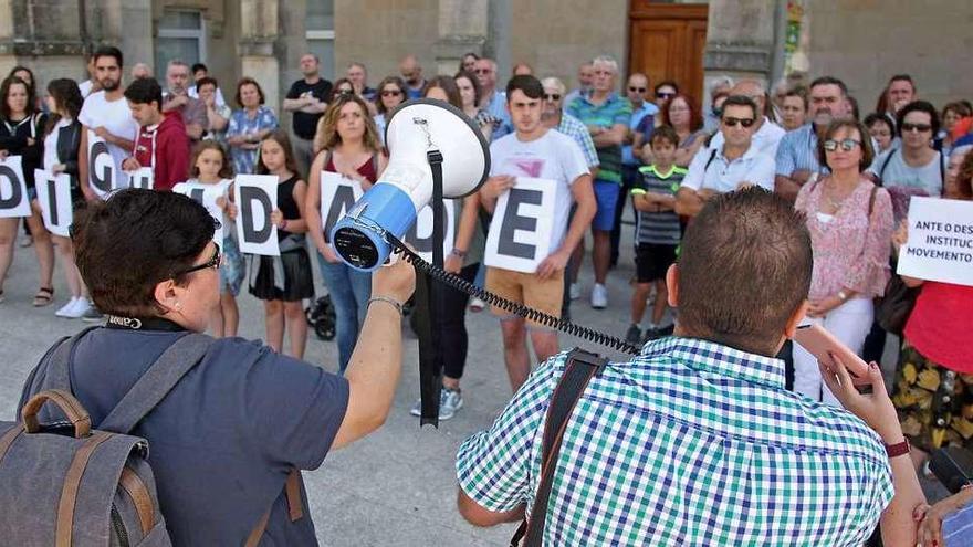 Imagen de la manifestación que tuvo lugar ayer ante el consistorio estradense. // Bernabé/J. Carlos Asorey