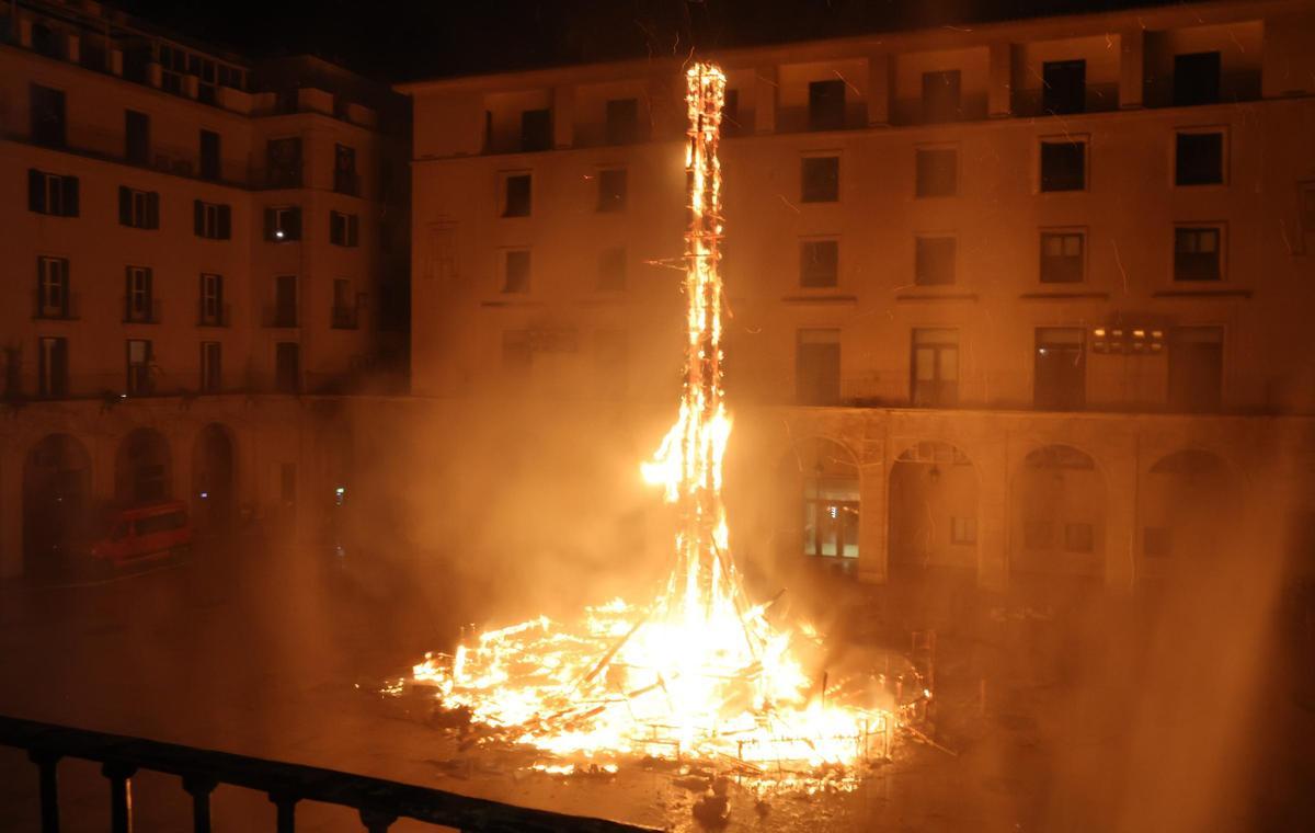 GALERÍA - Una despedida a la llum de les fogueres GALERÍA - Una despedida a la llum de les fogueres