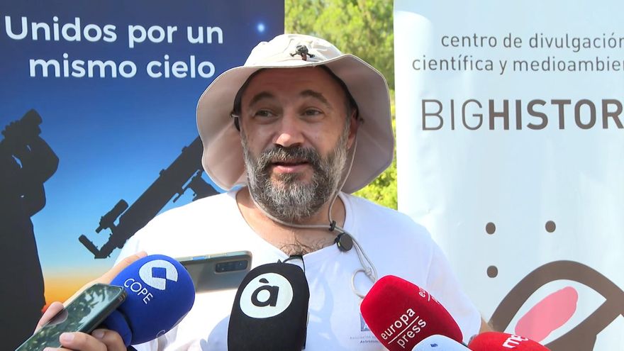 Un vecino de Orihuela observa la crecida del Segura a su paso por el azud este jueves 6 de marzo