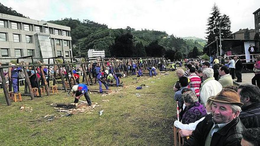 DESTREZA y precisión.Una treintena de parejas de entibadores participaron ayer en el XXIII Concurso, en lo que supuso la primera de las grandes citas del programa festivo de las patronales mierenses, y que reunió a más de un centenar de personas en el entorno del Monumento al Minero.