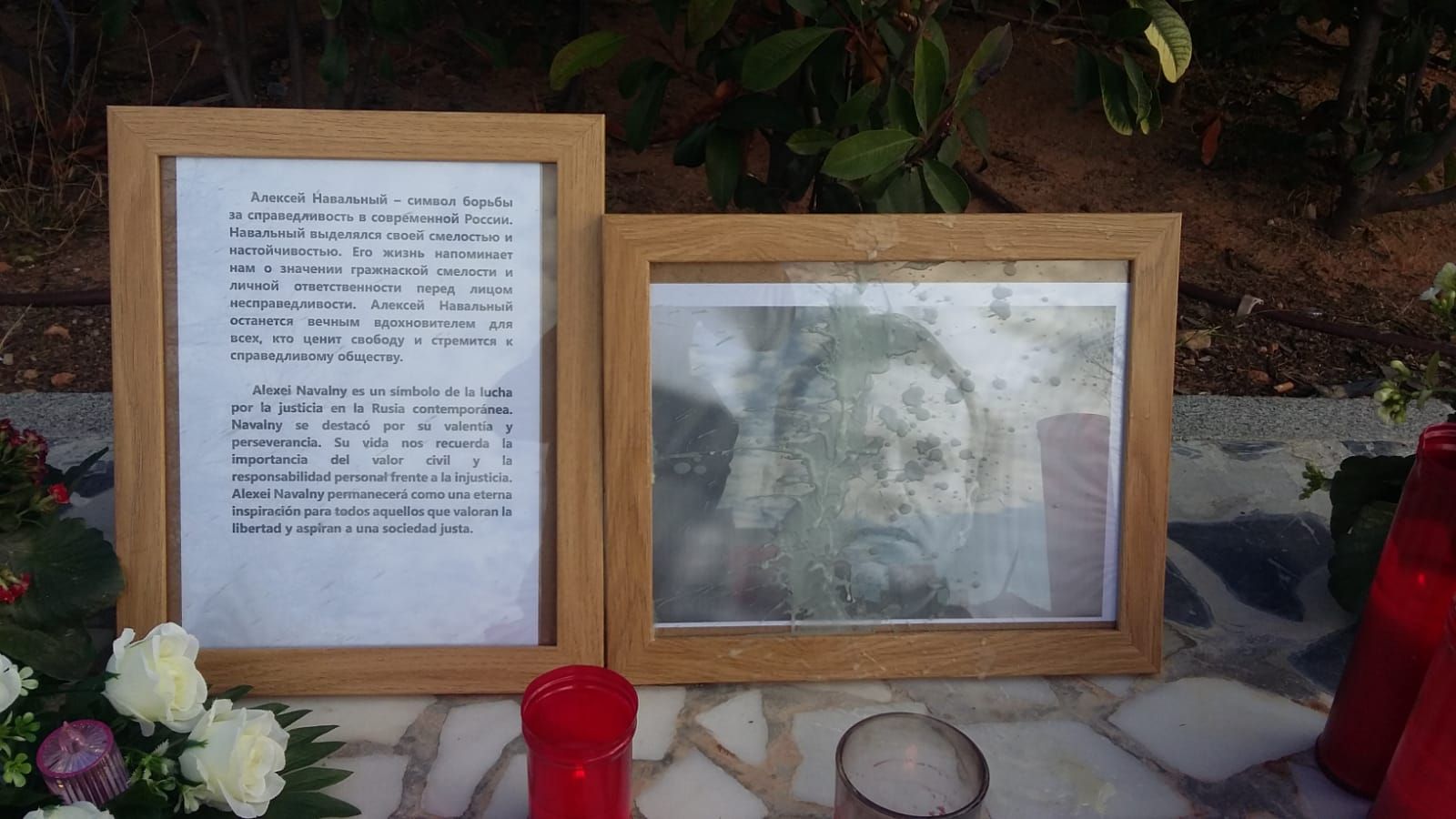 Improvisado altar en Gandia en memoria de Alexéi Navalni