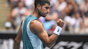 15/01/2025 15 January 2025, Australia, Melbourne: Spanish tennis player Carlos Alcaraz celebrates winning his during his round 2 match against Japanese tennis player Yoshihito Nishioka during the 2025 Australian Open at Melbourne Park in Melbourne. Photo: Lukas Coch/AAP/dpa DEPORTES Lukas Coch/AAP/dpa