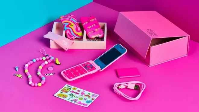 Hi, Ken! Ojito, que acaban de lanzar el móvil de Barbie de verdad (y es, evidentemente, muy rosa y muy barato)