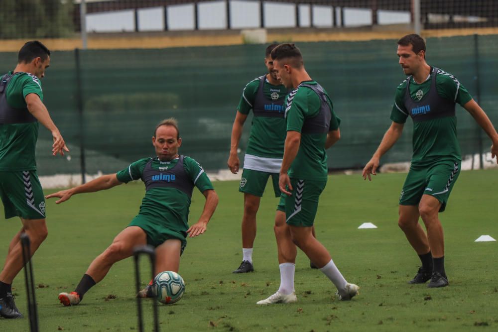 Se trata de su primer entrenamiento en este complejo deportivo para preparar el partido de mañana (22.00) en el Martínez Valero frente al Real Zaragoza.