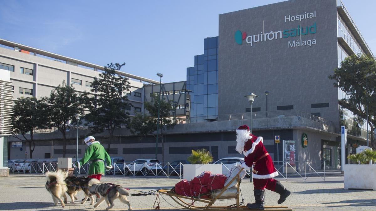 Papá Noel llega al Hospital Quirón de Málaga.