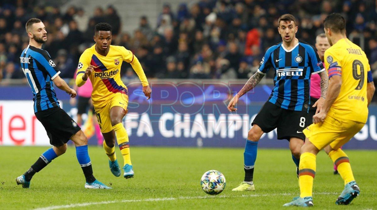 Las mejores imágenes del partido entre el Inter de Milán y el FC Barcelona del grupo F de la Champions League disputado en el estadio Giuseppe Meazza en Milán. Ansu Fati
