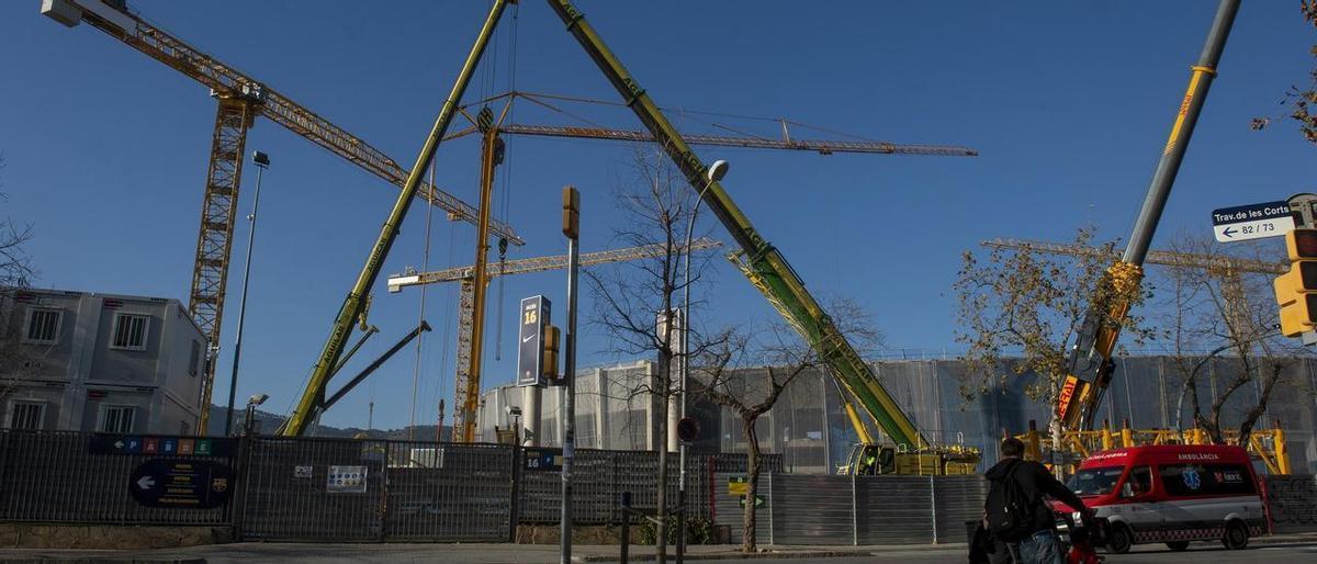 Grúas en las obras para reconstruir el Camp Nou.