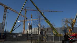 Grúas en las obras para reconstruir el Camp Nou.