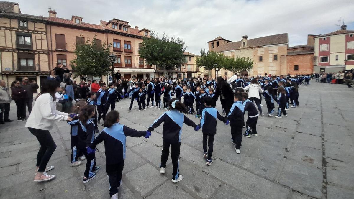 Alumnos del colegio Amor de Dios de Toro, en una actividad anterior en La Plaza Mayor de Toro.
