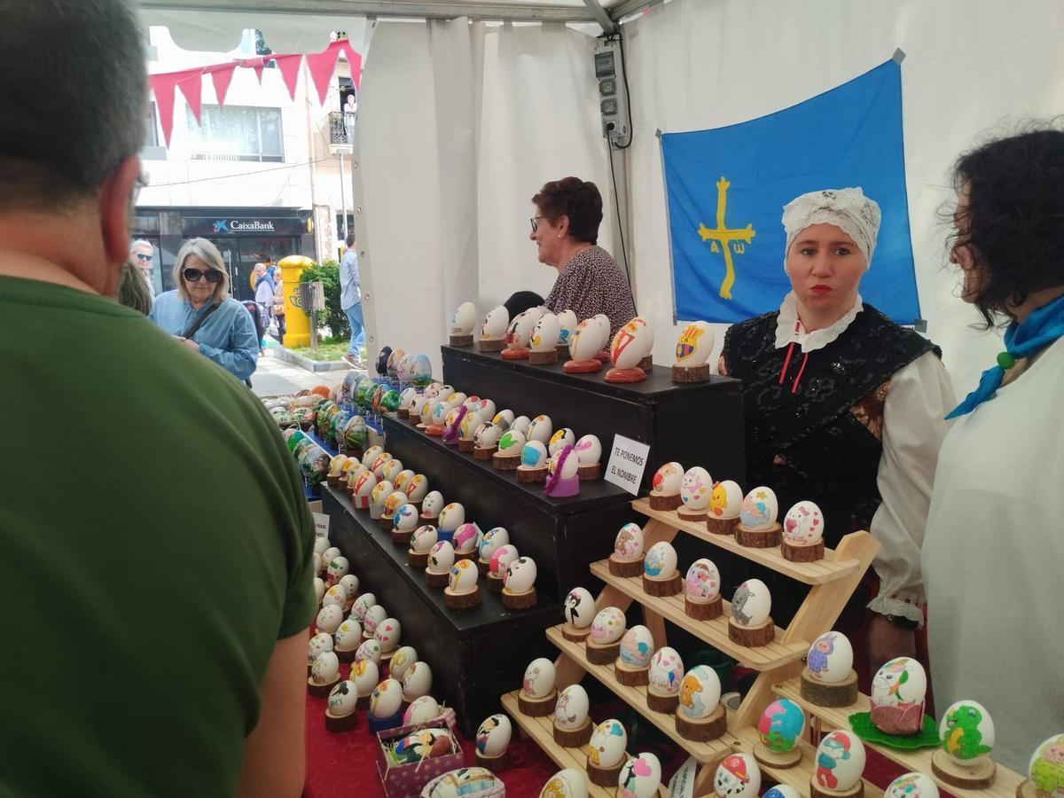 Un puesto de venta de "güevos pintos"