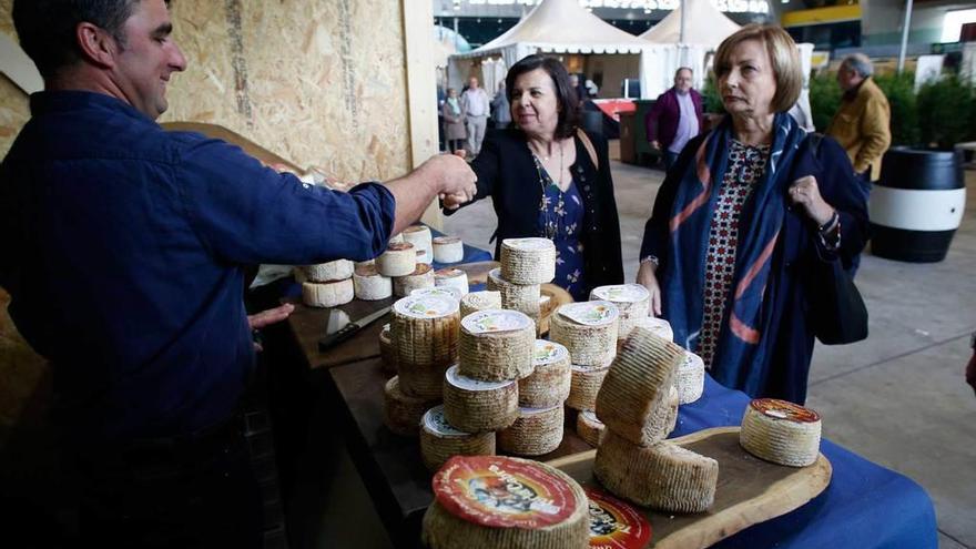 El quesero Pedro Labandón, de Liébana, da a probar su producto a la consejera de Desarrollo Rural, María Jesús Álvarez, y la alcaldesa de Avilés, Mariví Monteserín.