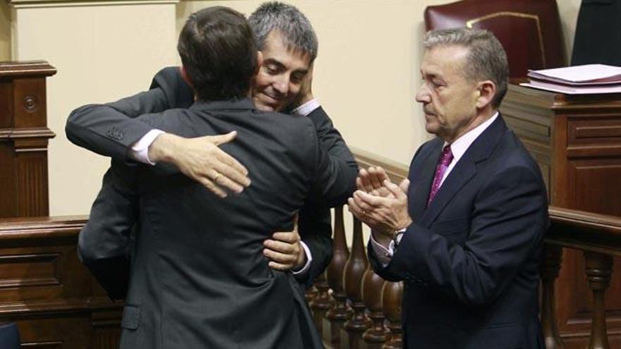 Clavijo recibe la felicitación de Javier Ortiz, consejero en funciones de Economía y Hacienda y del presidente en funciones del Ejecutivo canario.