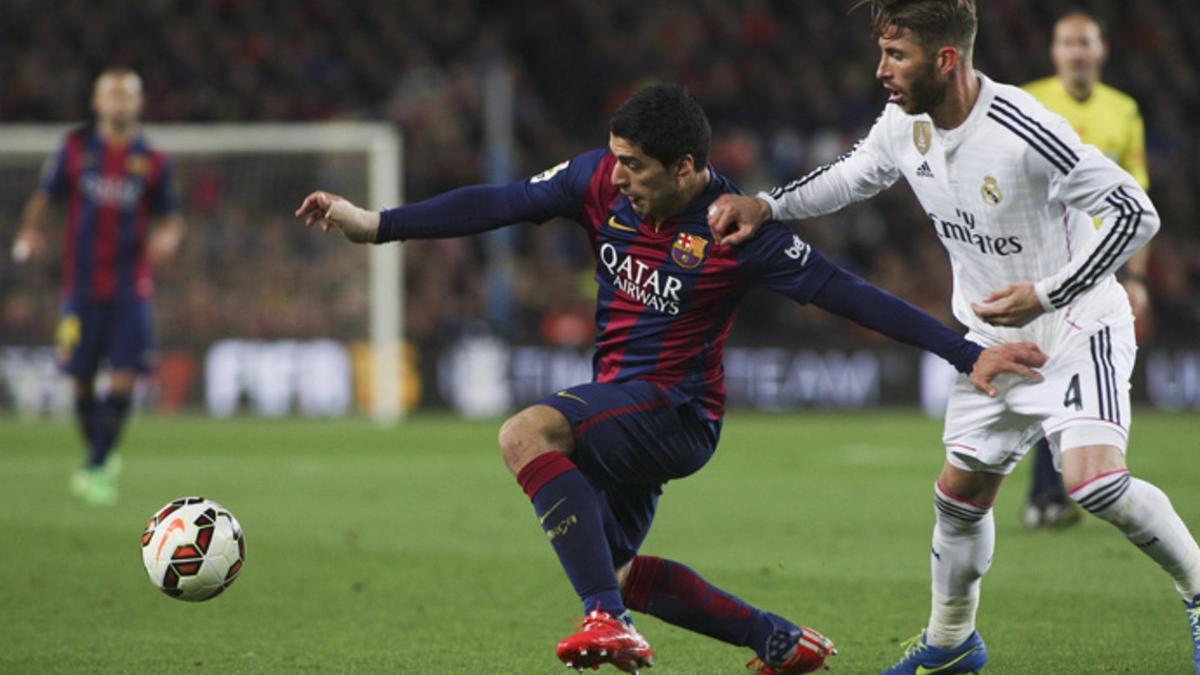 Luis Suárez y Sergio Ramos en la disputa del balón durante un clásico entre Barça y Real Madrid