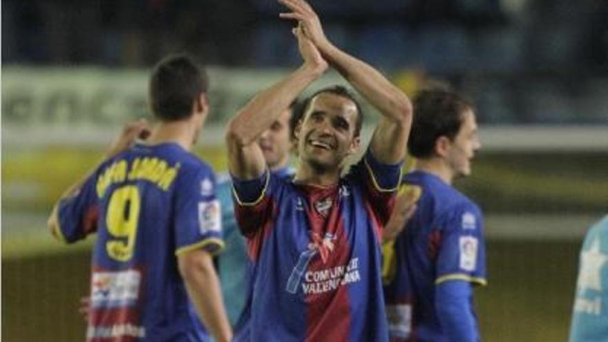 Juanfran celebra la victoria con la afición levantinista en El Madrigal.