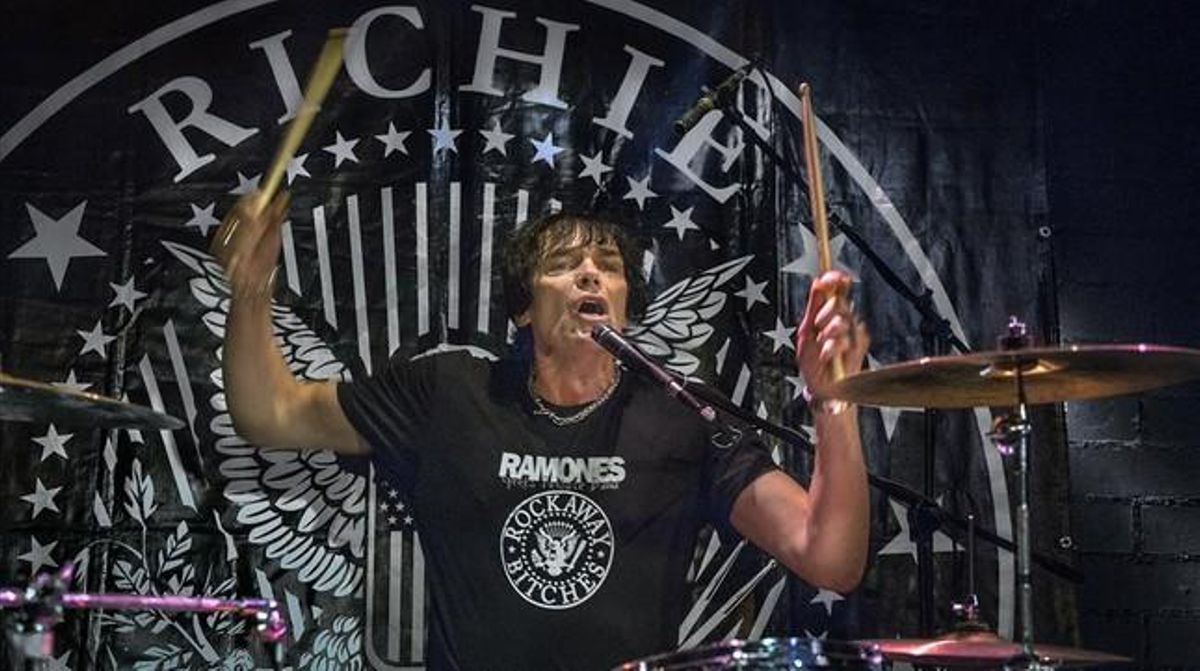 Richie Ramone, durant l’actuació de divendres a Monasterio. Richie Ramone, durant l’actuació de divendres a Monasterio.