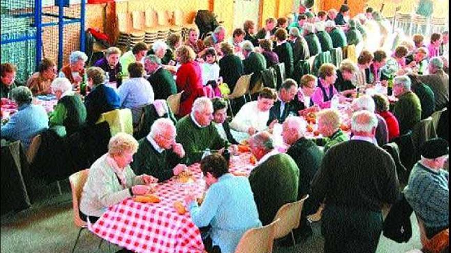 àpat. Arròs, botifarres i pollastre van precedir les castanyes.