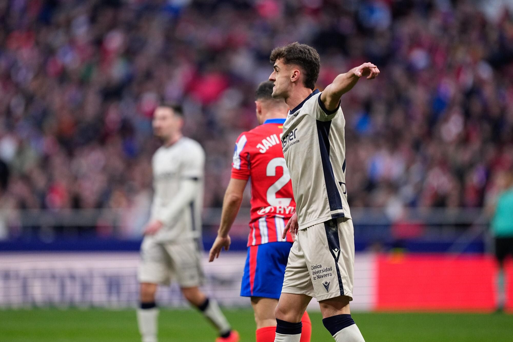 Aimar Oroz of CA Osasuna protests during the Spanish League, LaLiga EA Sports, football match played between Atletico de Madrid and CA Osasuna at Riyadh Air Metropolitano stadium on January 12, 2025, in Madrid, Spain. AFP7 12/01/2025 ONLY FOR USE IN SPAIN. Oscar J. Barroso / AFP7 / Europa Press;2025;SOCCER;SPAIN;SPORT;ZSOCCER;ZSPORT;Atletico de Madrid v CA Osasuna - LaLiga EA Sports;