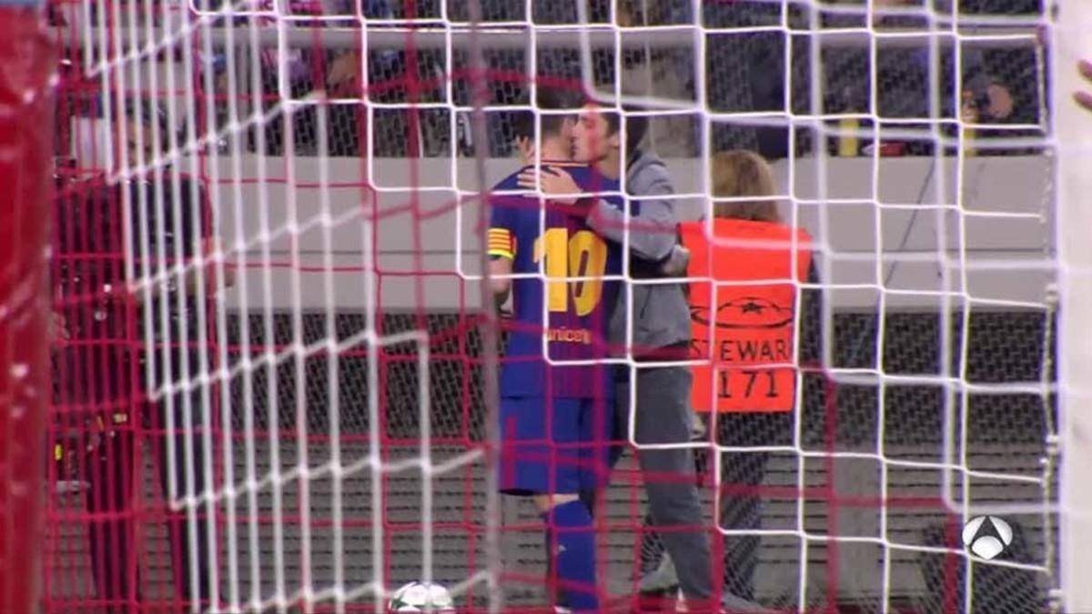 El momento en el que el aficionado besa a Leo Messi
